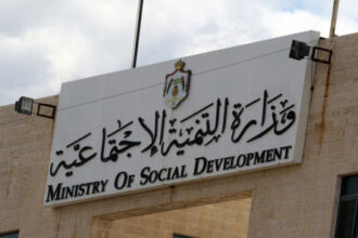 التنمية الاجتماعية: التحاق 9 أطفال بأسر بديلة وضبط 228 متسولا خلال تموز