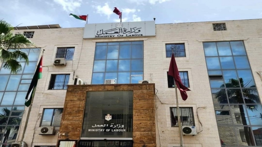 فريق من مفتشي العمل يزور مصنع الحديد في الهاشمية بعد فتحه جراء إغلاقه لمخالفات بيئية