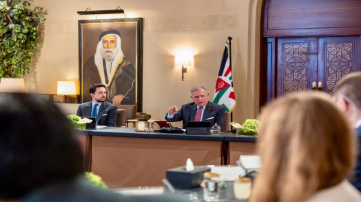 صورة حول : الملك يستقبل وفدا من مساعدي أعضاء في الكونغرس الأميركي الملك يستقبل وفدا من مساعدي أعضاء في الكونغرس الأميركي
