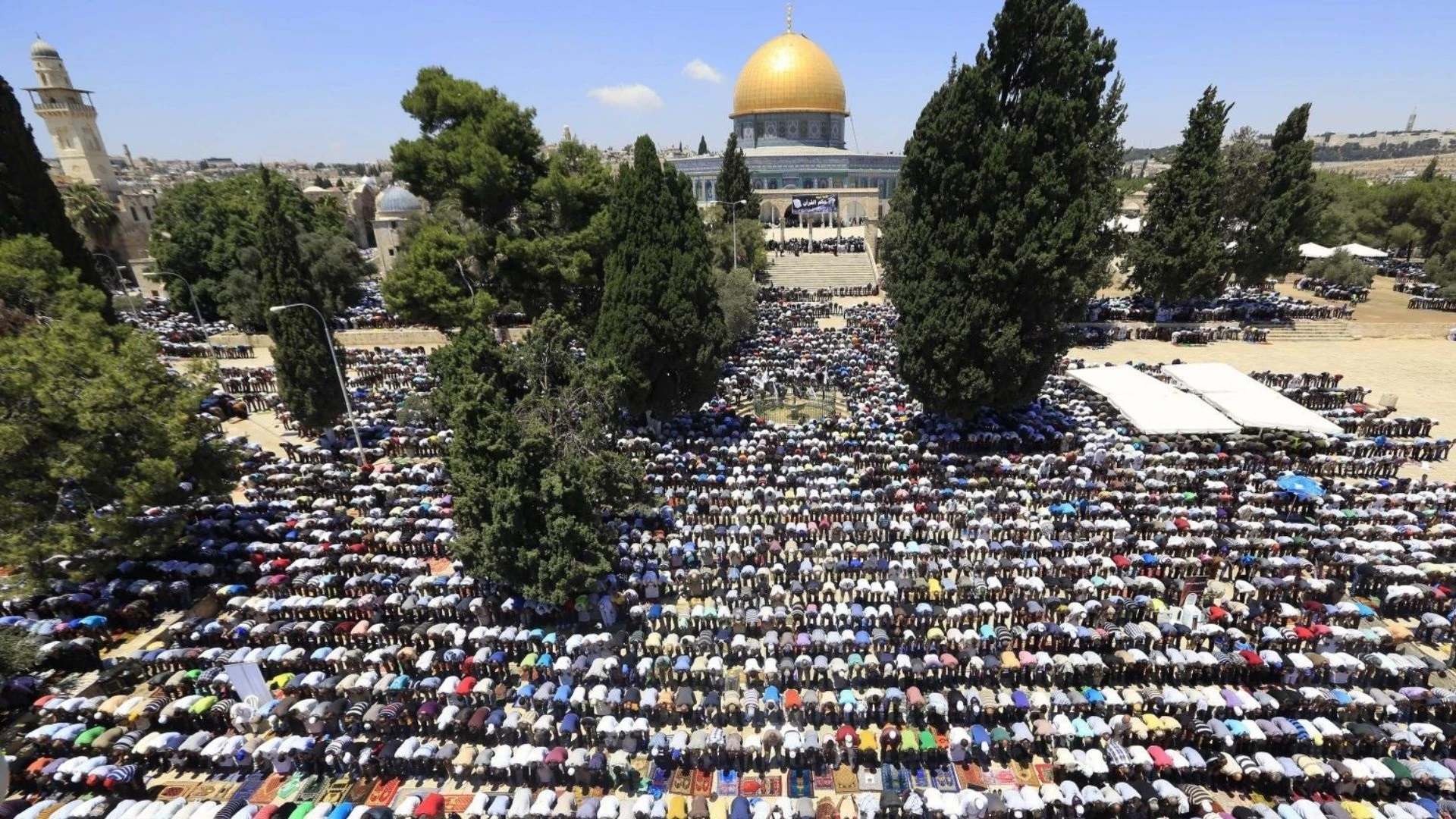 صورة حول : 70 ألفًا يؤدون صلاة الجمعة في المسجد الأقصى 70 ألفًا يؤدون صلاة الجمعة في المسجد الأقصى