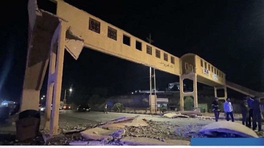 صورة حول : إزالة جسر مشاة عند حدود جابر بعد اصطدام شاحنة به إزالة جسر مشاة عند حدود جابر بعد اصطدام شاحنة به
