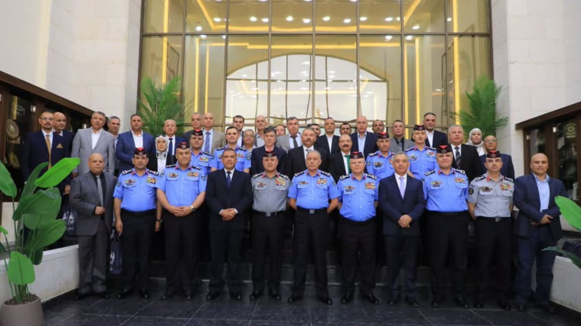 مدير الأمن العام يكرّم عددا من الضباط المتقاعدين