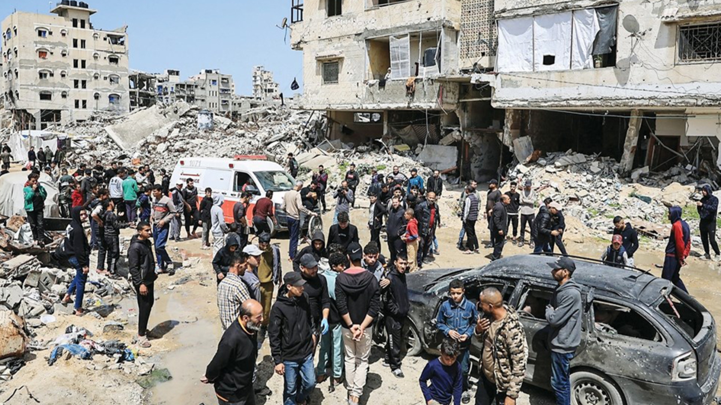 صورة حول : شهيدان فلسطينيان بقصف إسرائيلي على مركبة مدنية جنوب غربي غزة شهيدان فلسطينيان بقصف إسرائيلي على مركبة مدنية جنوب غربي غزة