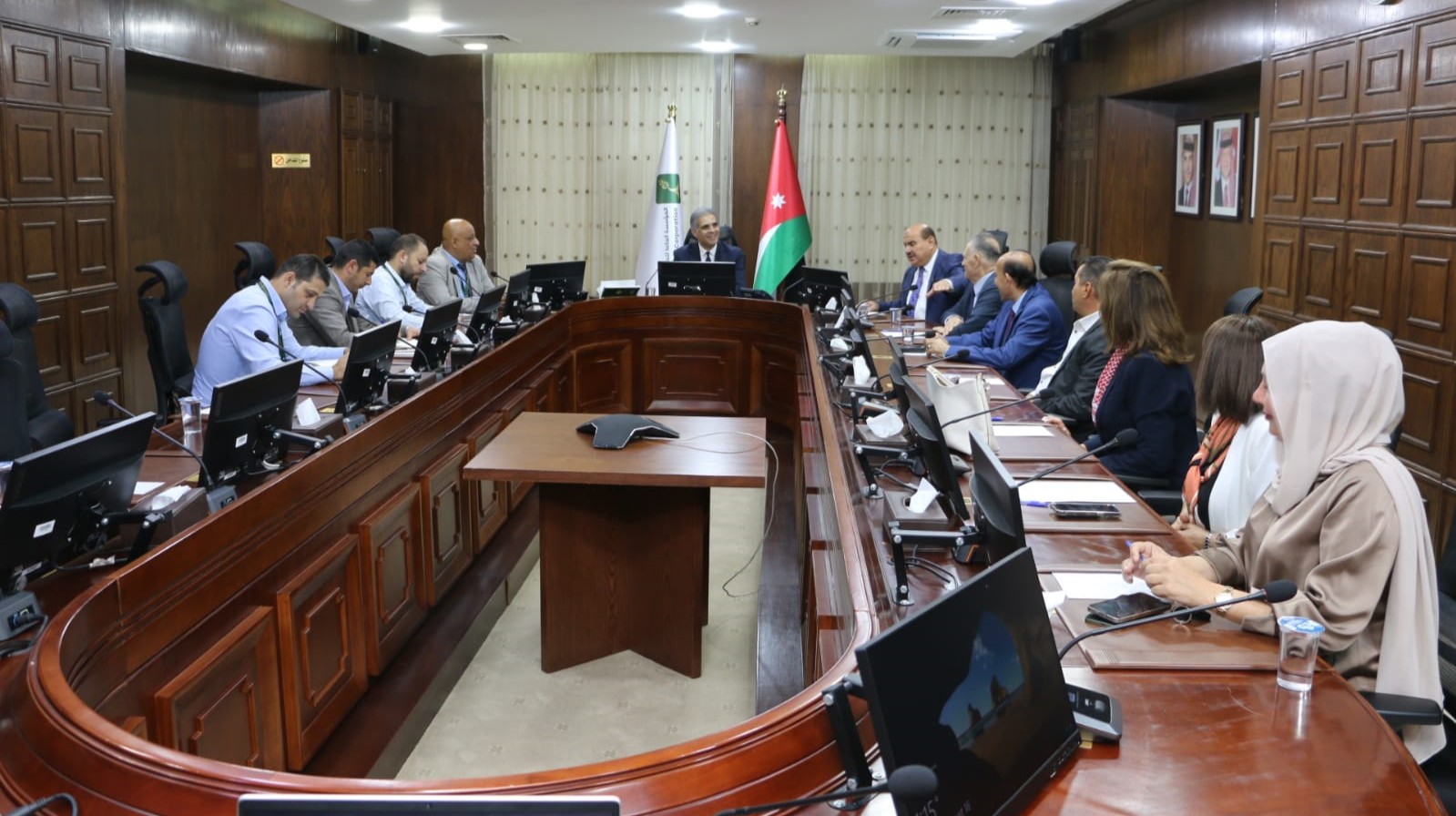 صورة حول : الضمان يبحث مطالب الأردنيين المغتربين مع ملتقى النشامى الضمان يبحث مطالب الأردنيين المغتربين مع ملتقى النشامى