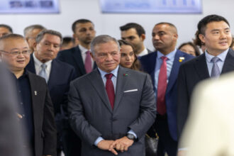الملك يزور شركة مختصة بتصنيع الروبوتات في شنغهاي