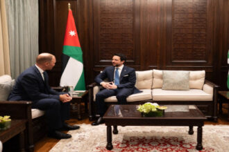 ولي العهد يستقبل وزير الدولة بوزارة الدفاع الألمانية
