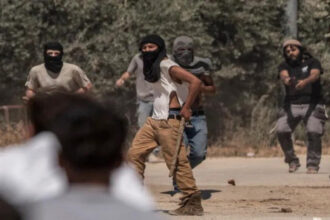 مستوطنون يهاجمون تجمع الكعابنة شرق رام الله ويقتحمون منزلاً فلسطينياً