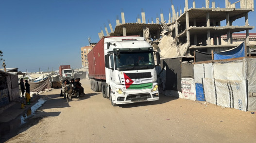 صورة حول : وصول قافلة طبية أردنية إلى المستشفى الميداني بخان يونس وصول قافلة طبية أردنية إلى المستشفى الميداني بخان يونس