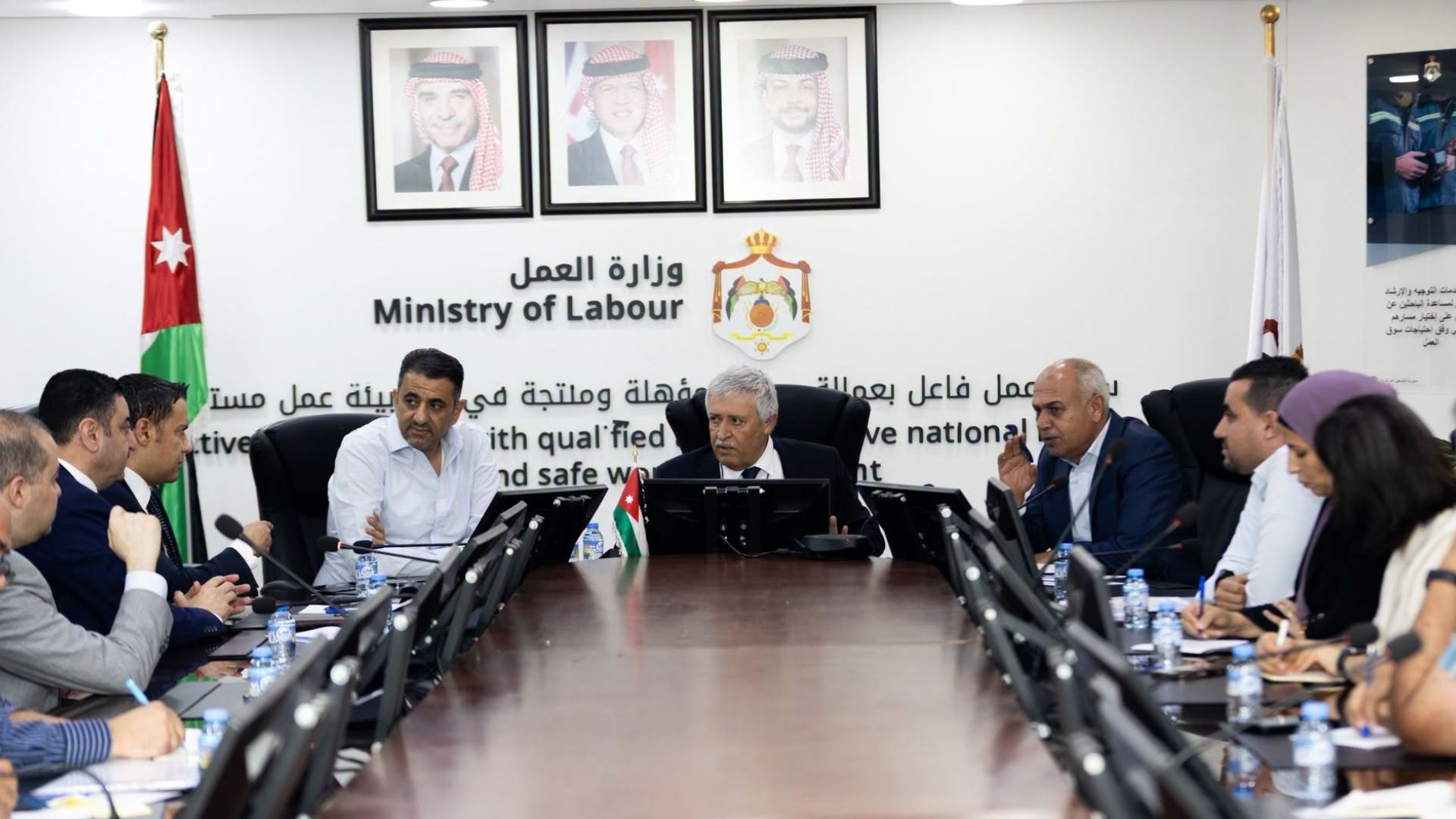 صورة حول : وزير العمل يستمع لمطالب غرفتي صناعة إربد والزرقاء ومالكي مصانع وزير العمل يستمع لمطالب غرفتي صناعة إربد والزرقاء ومالكي مصانع