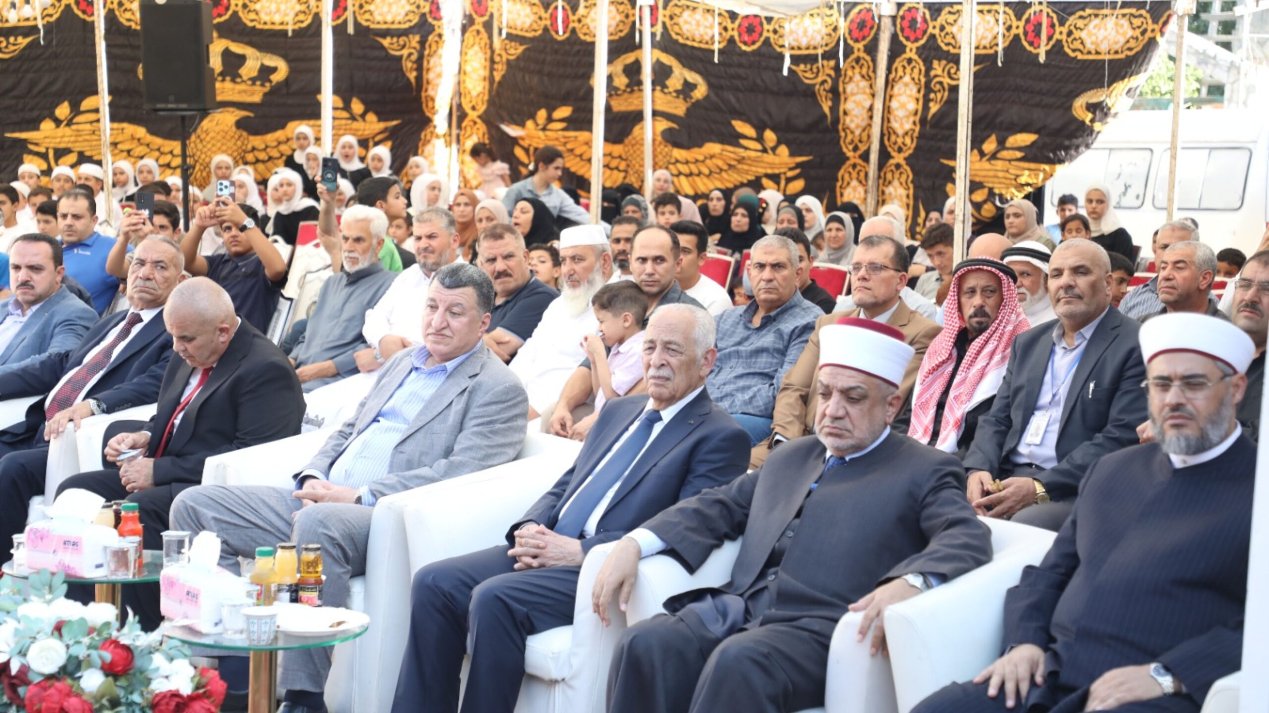 صورة حول : رئيس الديوان الملكي يرعى تخريج الفوج الرابع من طلبة مركز "إرشيد" القرآني في بلدة علعال رئيس الديوان الملكي يرعى تخريج الفوج الرابع من طلبة مركز "إرشيد" القرآني في بلدة علعال