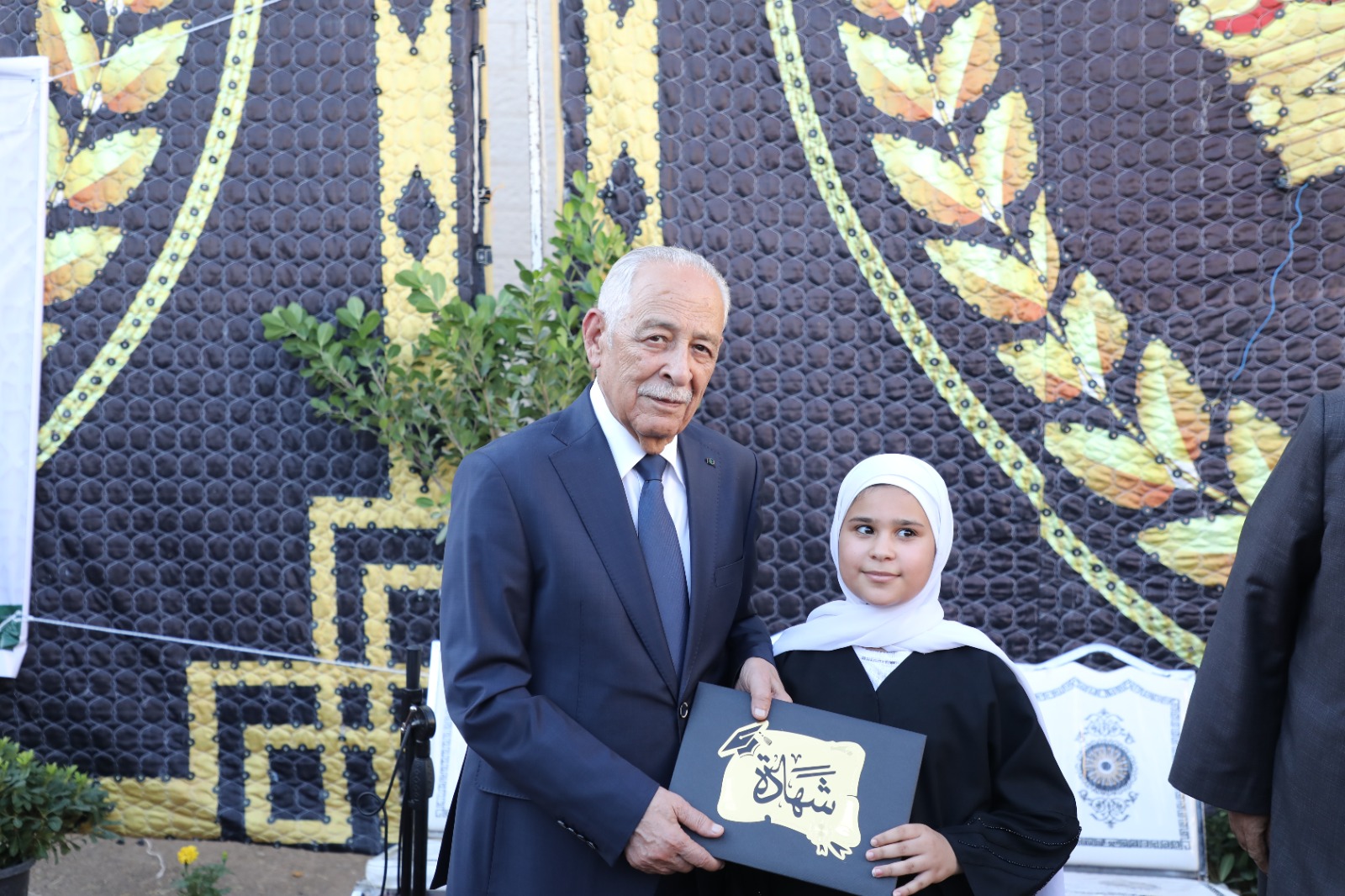 صورة حول : رئيس الديوان الملكي يرعى تخريج الفوج الرابع من طلبة مركز "إرشيد" القرآني في بلدة علعال رئيس الديوان الملكي يرعى تخريج الفوج الرابع من طلبة مركز "إرشيد" القرآني في بلدة علعال