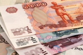 المركزي الروسي يرفع سعر الروبل أمام الدولار واليوان