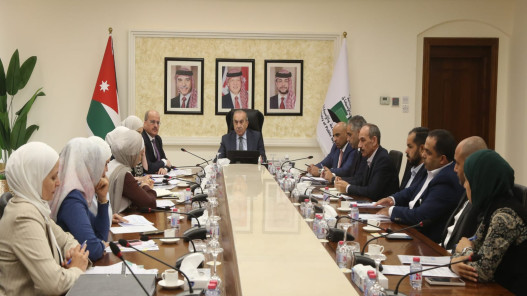 صورة حول : أبو السمن يبحث تسريع تنفيذ مشاريع رؤية التحديث الاقتصادي أبو السمن يبحث تسريع تنفيذ مشاريع رؤية التحديث الاقتصادي