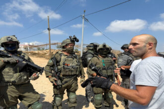 الاحتلال يمنع متضامنين من الوصول إلى عائلات فلسطينية محاصرة في قصرة