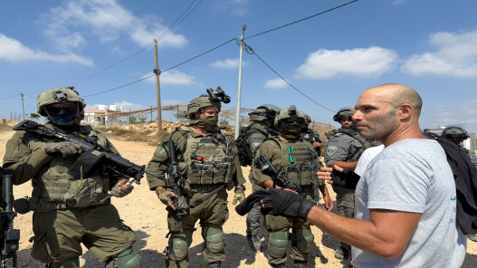 صورة حول : الاحتلال يمنع متضامنين من الوصول إلى عائلات فلسطينية محاصرة في قصرة الاحتلال يمنع متضامنين من الوصول إلى عائلات فلسطينية محاصرة في قصرة