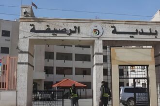 بلدية الرصيفة تنفذ حملة لدهان الأرصفة وممرات المشاة