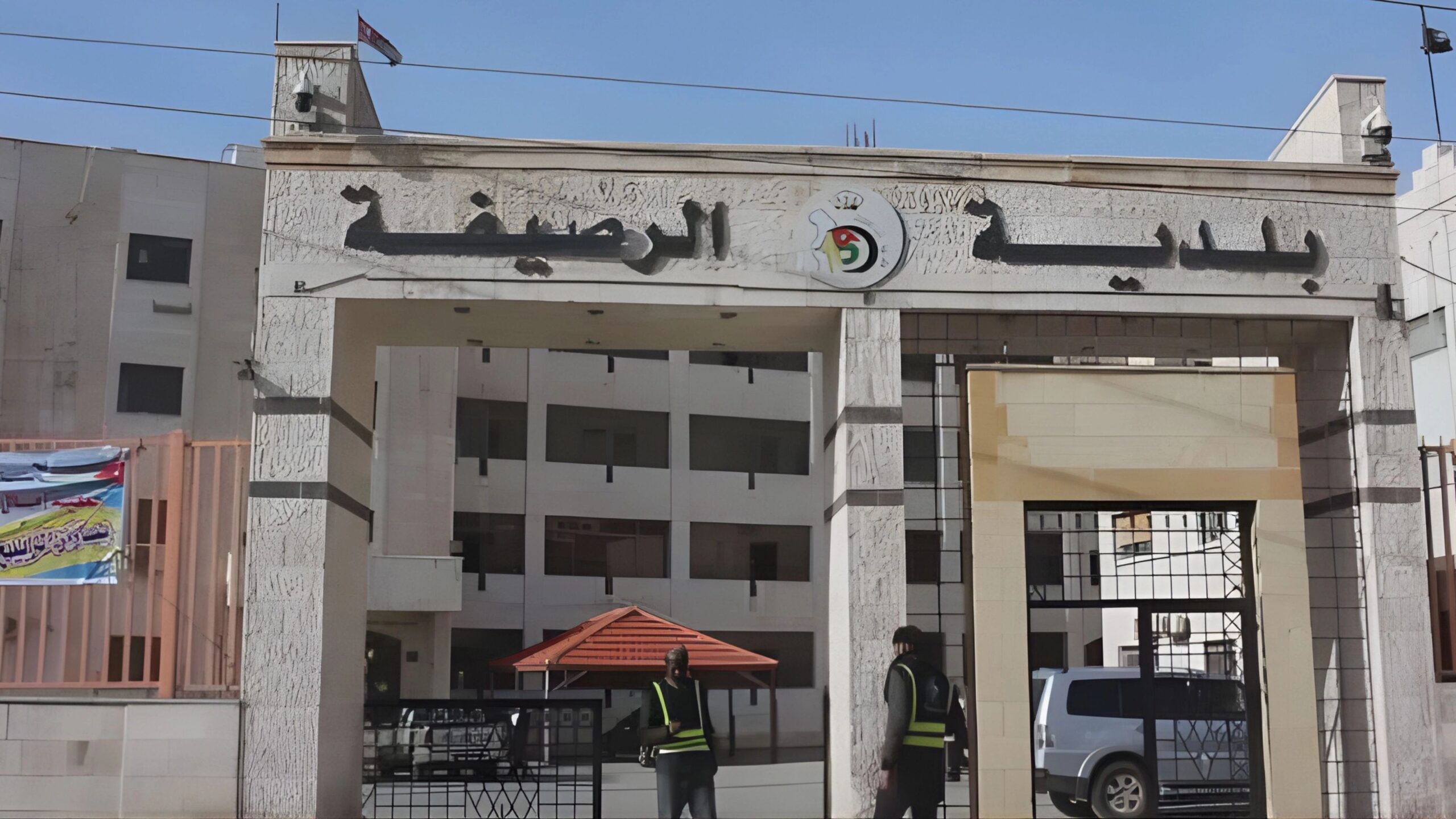 بلدية الرصيفة تنفذ حملة لدهان الأرصفة وممرات المشاة