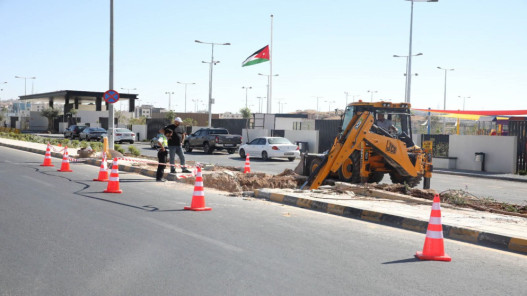 صورة حول : إغلاق شارع السلام أمام حديقة النشامى لتركيب جسر مشاة إغلاق شارع السلام أمام حديقة النشامى لتركيب جسر مشاة