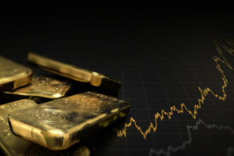 الذهب يرتفع بعد تراجعه بأكثر من 1% وسط ترقب تصريحات رئيس الفيدرالي الأميركي