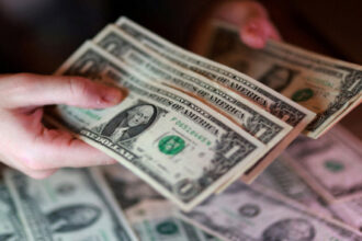 الدولار يستقر قرب أعلى مستوى في أسبوع وسط ترقب خطاب رئيس الفيدرالي في جاكسون هول