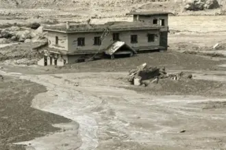 ارتفاع حصيلة ضحايا فيضانات نيبال إلى 469 قتيلاً.. وإجلاء مئات العالقين