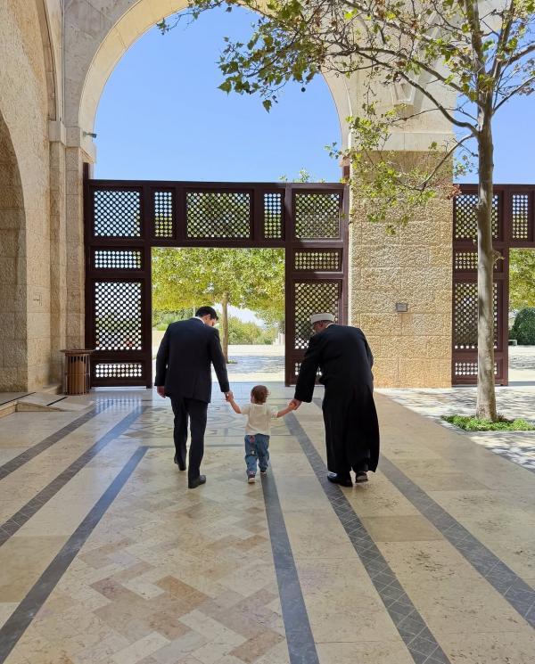 الأمير الحسين يوثق اصطحابه الأميرة إيمان إلى مسجد الملك الحسين