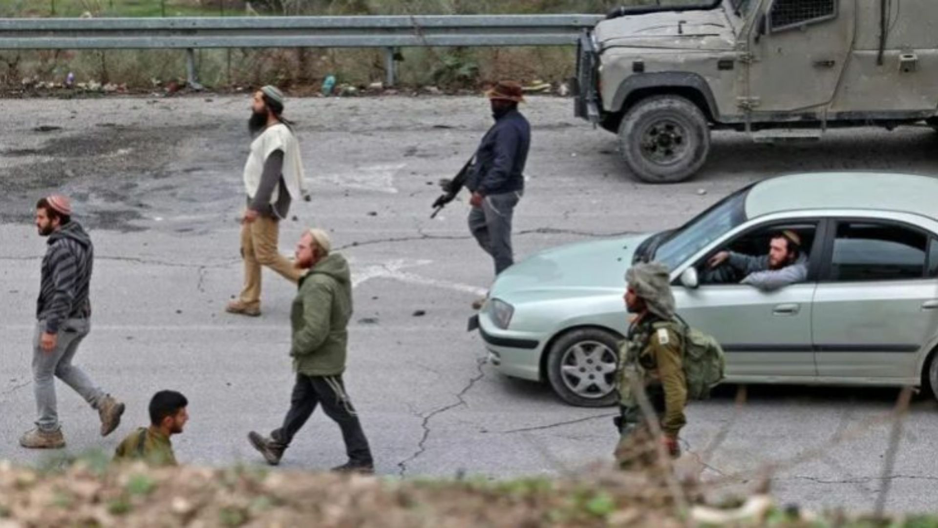 صورة حول : مستوطنون يمنعون فلسطينيين من أداء صلاة الجمعة في خربة طانا مستوطنون يمنعون فلسطينيين من أداء صلاة الجمعة في خربة طانا