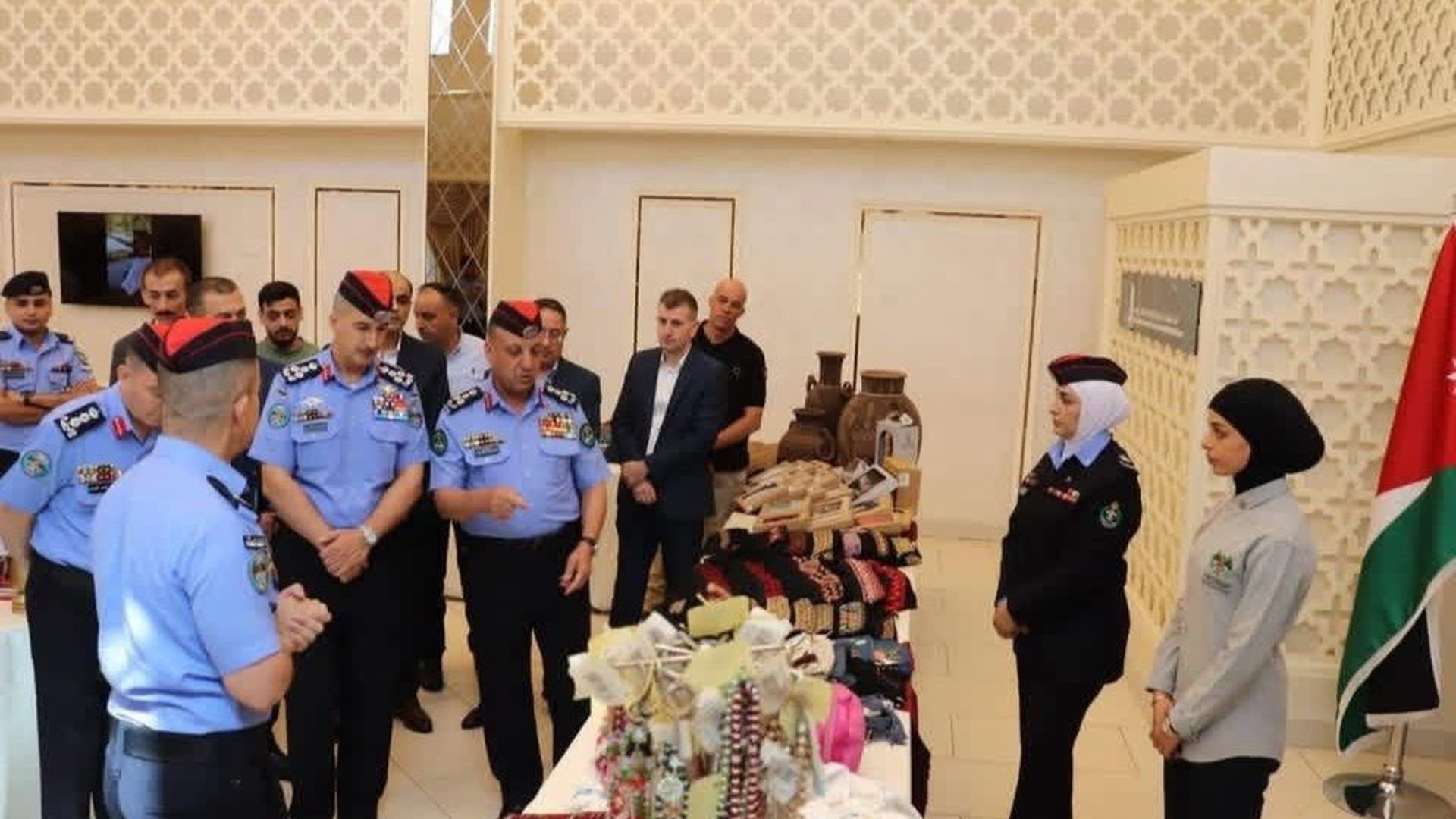 صورة حول : الأمن العام يعرض منتجات نزلاء مراكز الإصلاح في «صنع بعزيمة» الأمن العام يعرض منتجات نزلاء مراكز الإصلاح في «صنع بعزيمة»