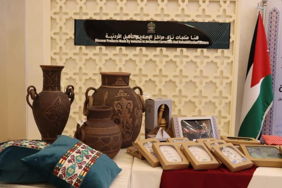 صورة حول : الأمن العام يعرض منتجات نزلاء مراكز الإصلاح في «صنع بعزيمة» الأمن العام يعرض منتجات نزلاء مراكز الإصلاح في «صنع بعزيمة»