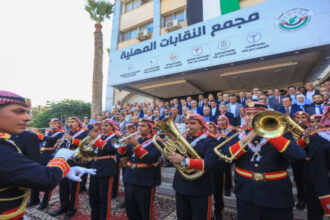 رفع العلم الأردني على سارية جديدة في مجمع النقابات المهنية