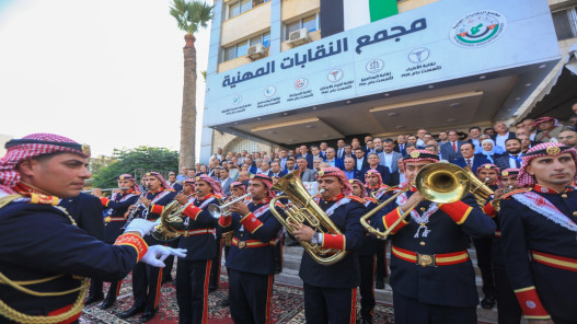 رفع العلم الأردني على سارية جديدة في مجمع النقابات المهنية