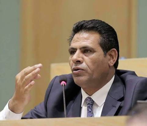 بعد وصفها بـ"العبء على الدولة".. هجوم ثم تراجع.. الزبن يبدل موقفه من الحكومة خلال أقل من ساعة.. رئيس الوزراء والحكومة محل تقدير!
