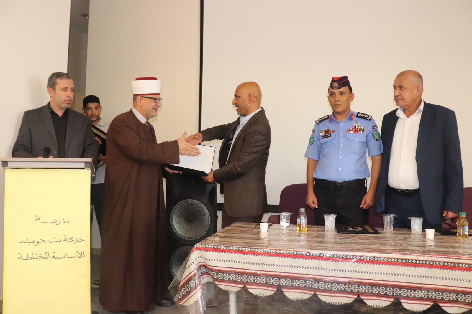 ندوة في الشونة الجنوبية للتوعية بمخاطر إطلاق العيارات النارية احتفالاً بنتائج التوجيهي