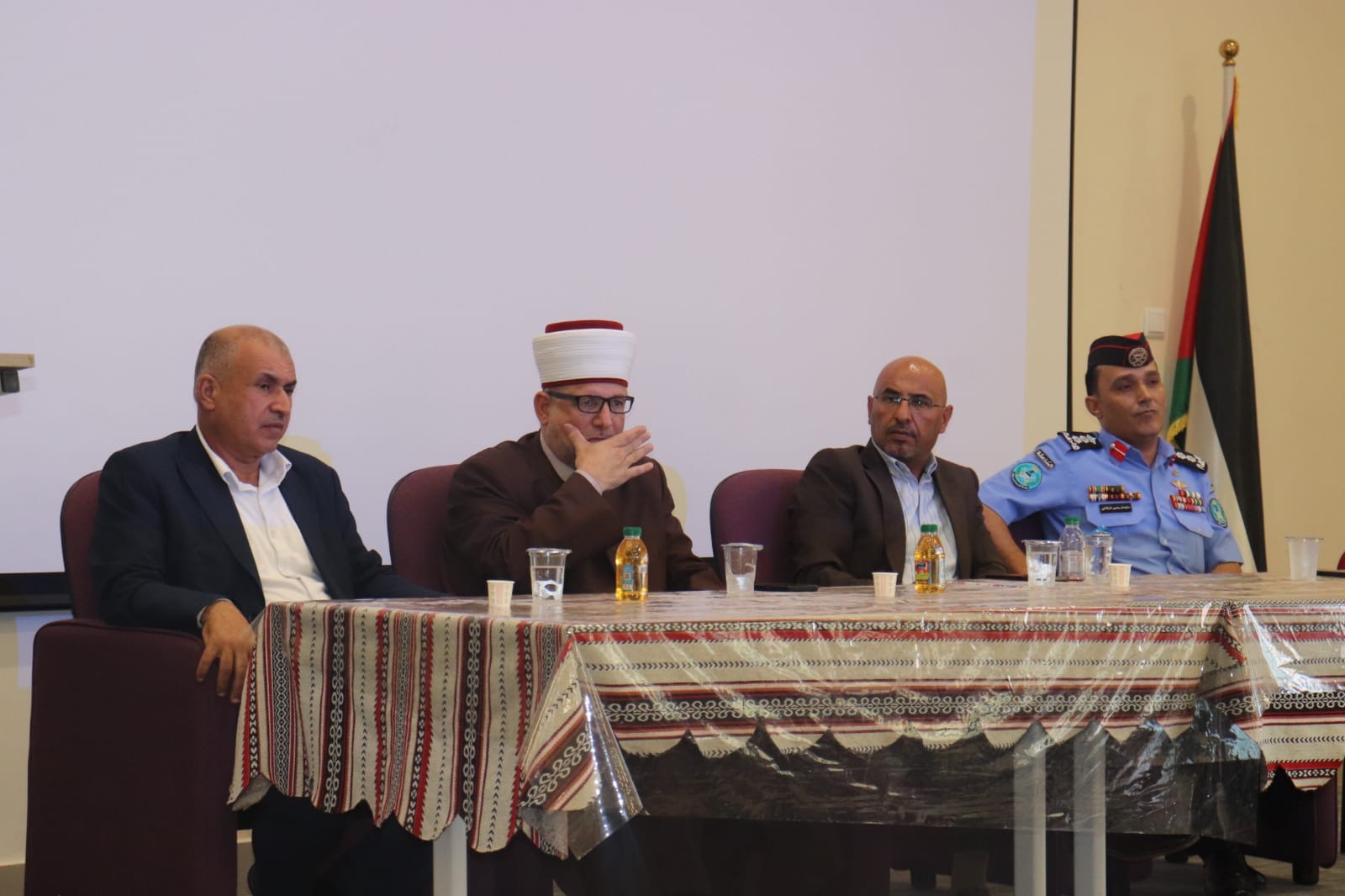 ندوة في الشونة الجنوبية للتوعية بمخاطر إطلاق العيارات النارية احتفالاً بنتائج التوجيهي