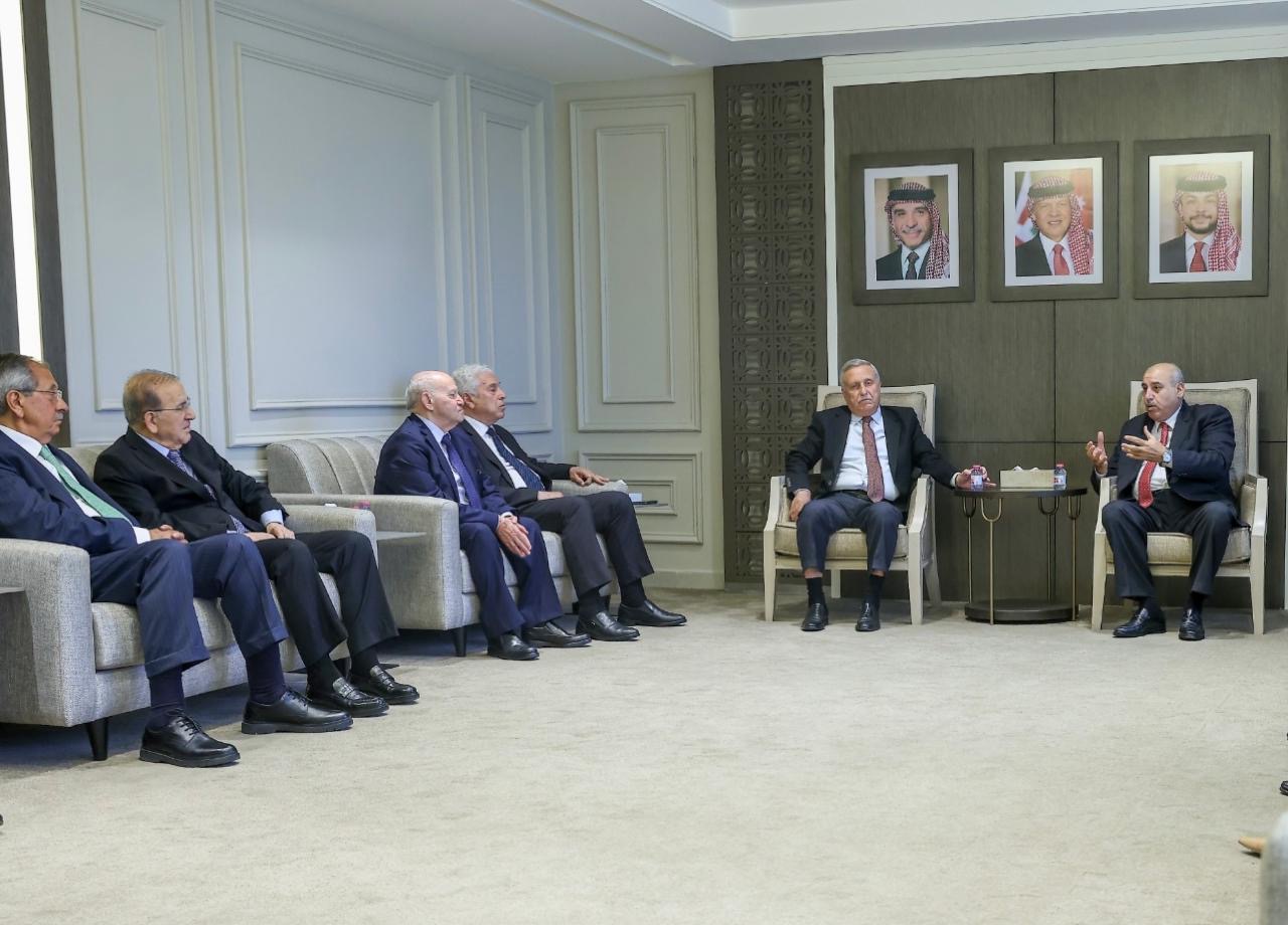 صورة حول : القاضي يلتقي وفداً من أعضاء النادي الدبلوماسي الأردني القاضي يلتقي وفداً من أعضاء النادي الدبلوماسي الأردني