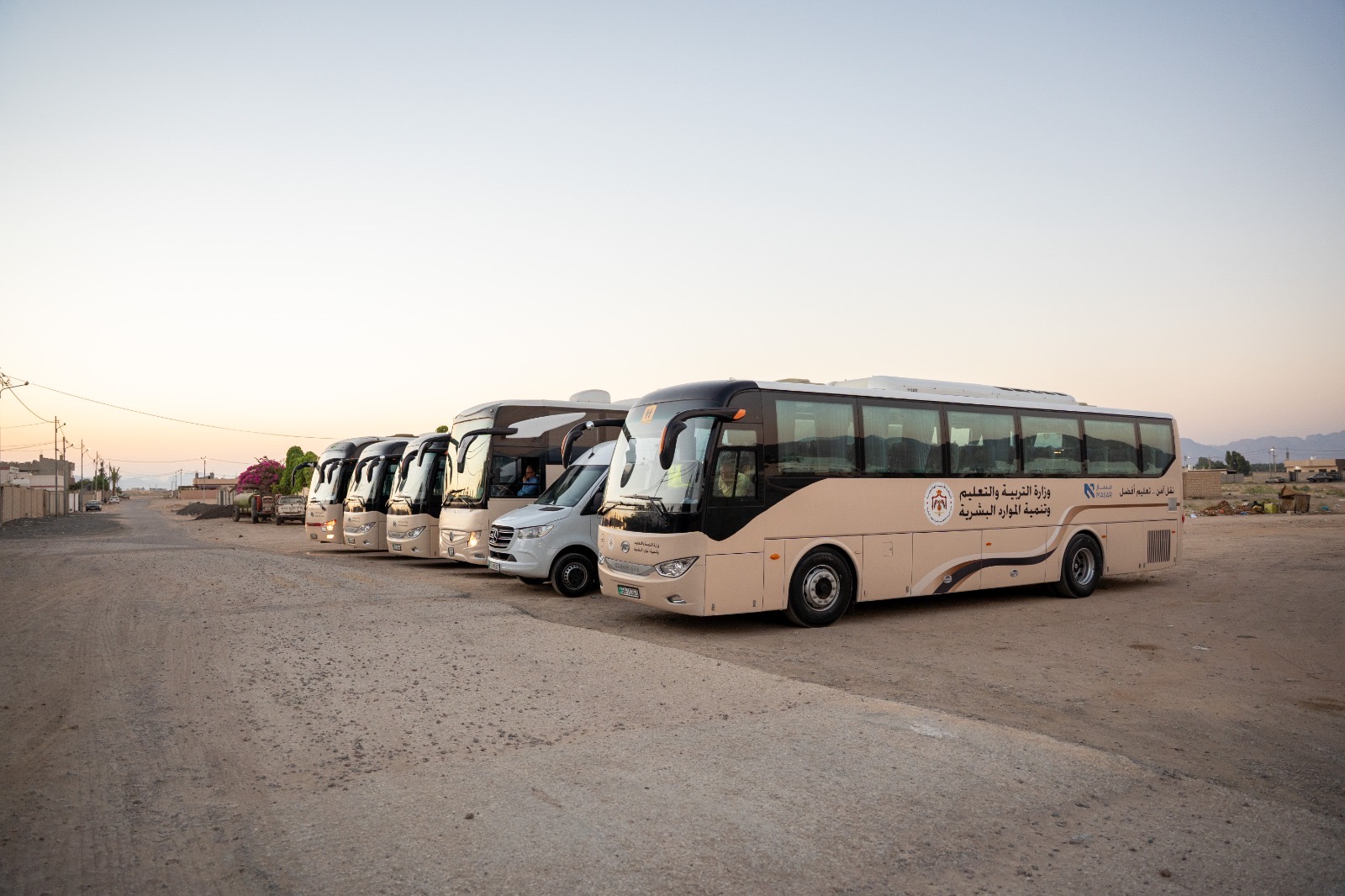 من القويرة... وزير الاستثمار يتابع ميدانياً مسارات النقل المدرسي في أول أيام الدوام