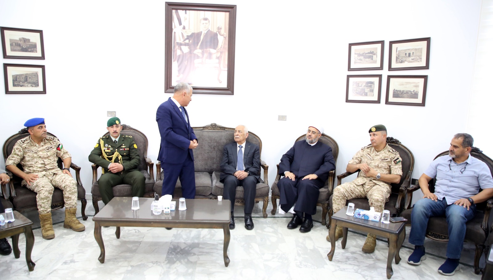 صورة حول : مندوبا عن الملك وولي العهد… العيسوي يعزي الطوال والطواهي والمجالي مندوبا عن الملك وولي العهد… العيسوي يعزي الطوال والطواهي والمجالي