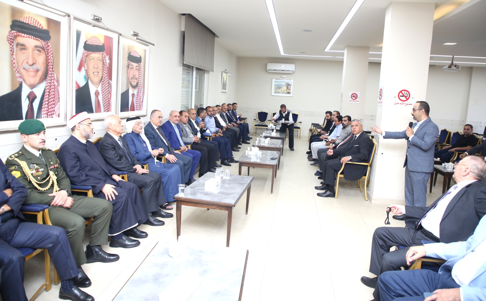 صورة حول : مندوبا عن الملك وولي العهد… العيسوي يعزي الطوال والطواهي والمجالي مندوبا عن الملك وولي العهد… العيسوي يعزي الطوال والطواهي والمجالي