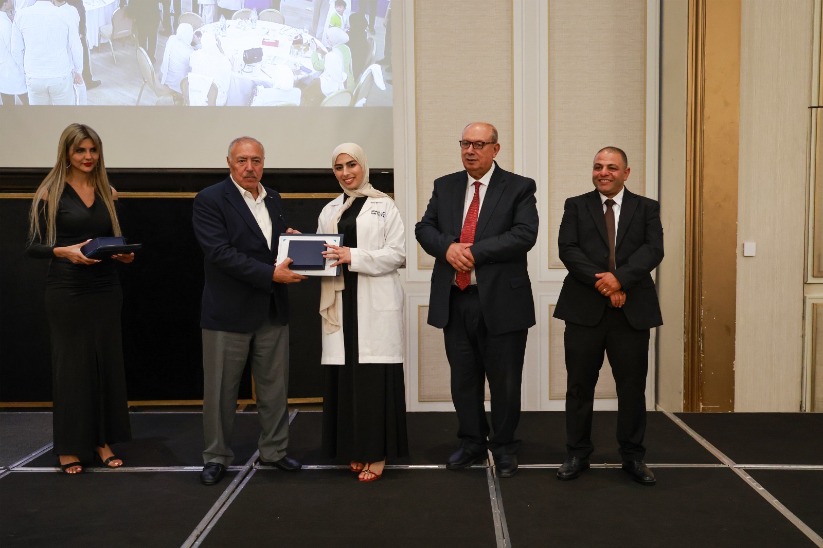 طلبة كلية طب الأسنان بجامعة البترا يؤدون قسم المهنة إيذانًا ببدء التدريب الإكلينيكي