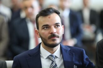 الدكتور محمد هشام مساعده يدخل القفص الفضي..