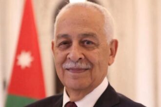 العيسوي ينقل تمنيات الملك وولي العهد بموفور الصحة للفريق العزب واللواء العبادي