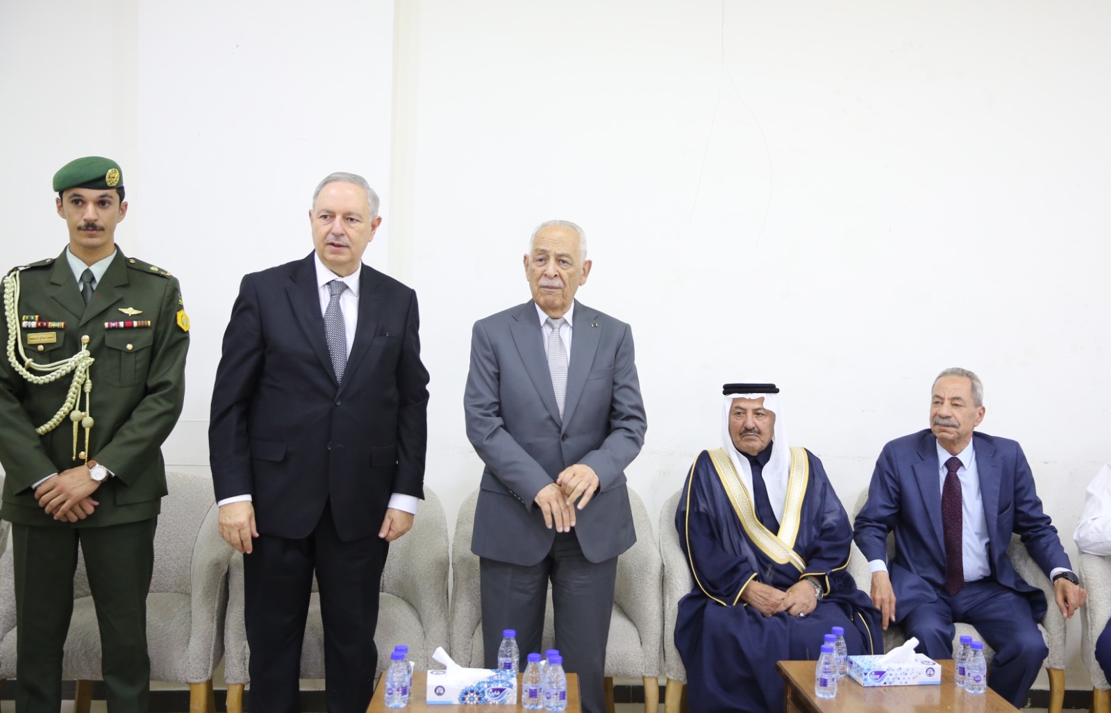 مندوبا عن الملك وولي العهد.. العيسوي يعزي عشائر النعيمي والخريسات ونزال