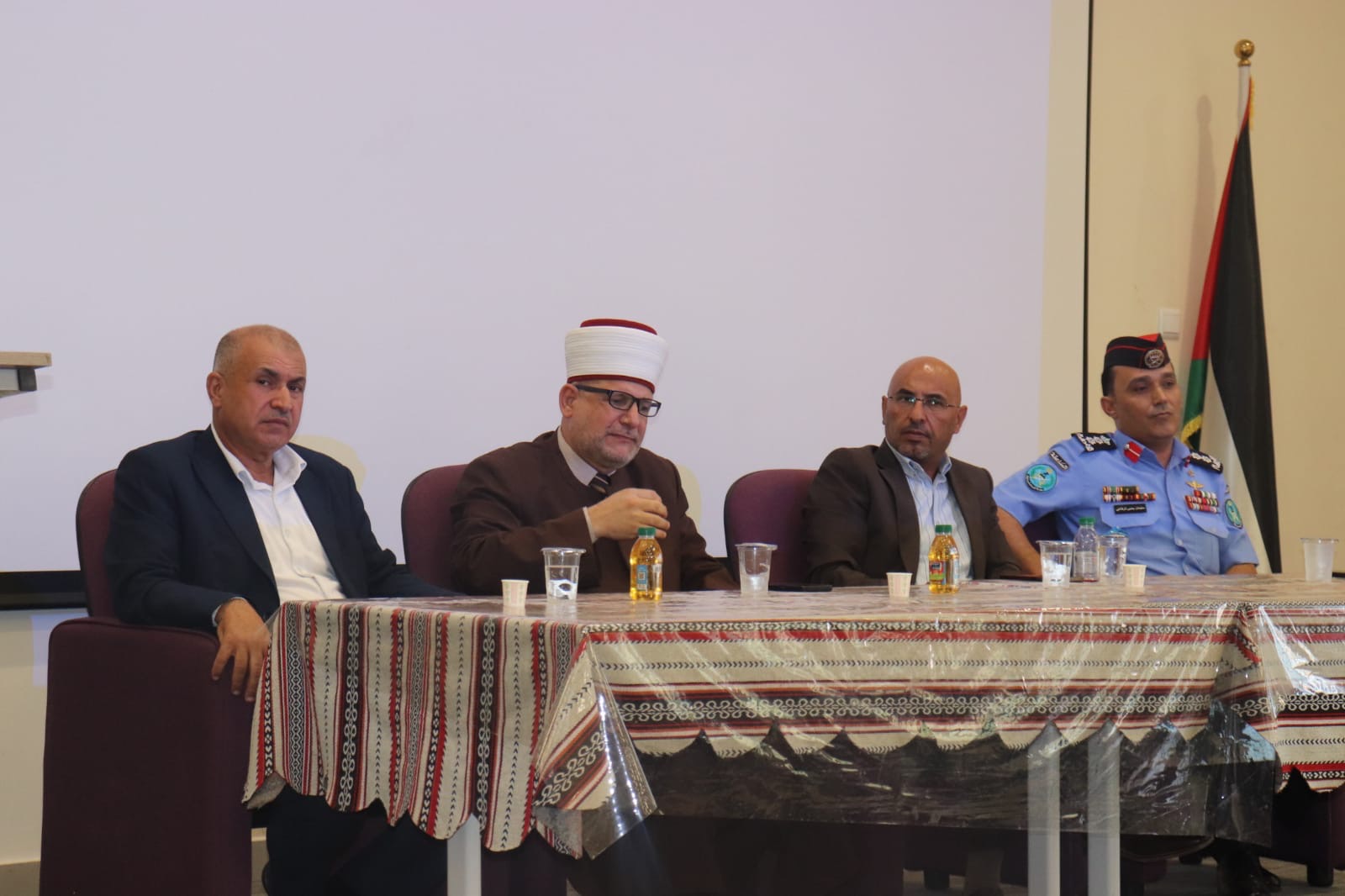 ندوة في الشونة الجنوبية للتوعية بمخاطر إطلاق العيارات النارية احتفالاً بنتائج التوجيهي