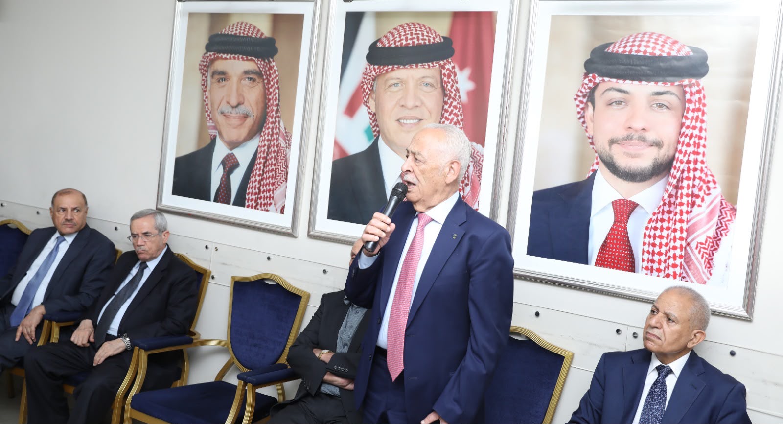 مندوبا عن الملك وولي العهد… العيسوي يعزي عشيرني الزريقات والسماوي