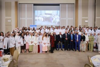 طلبة كلية طب الأسنان بجامعة البترا يؤدون قسم المهنة إيذانًا ببدء التدريب الإكلينيكي
