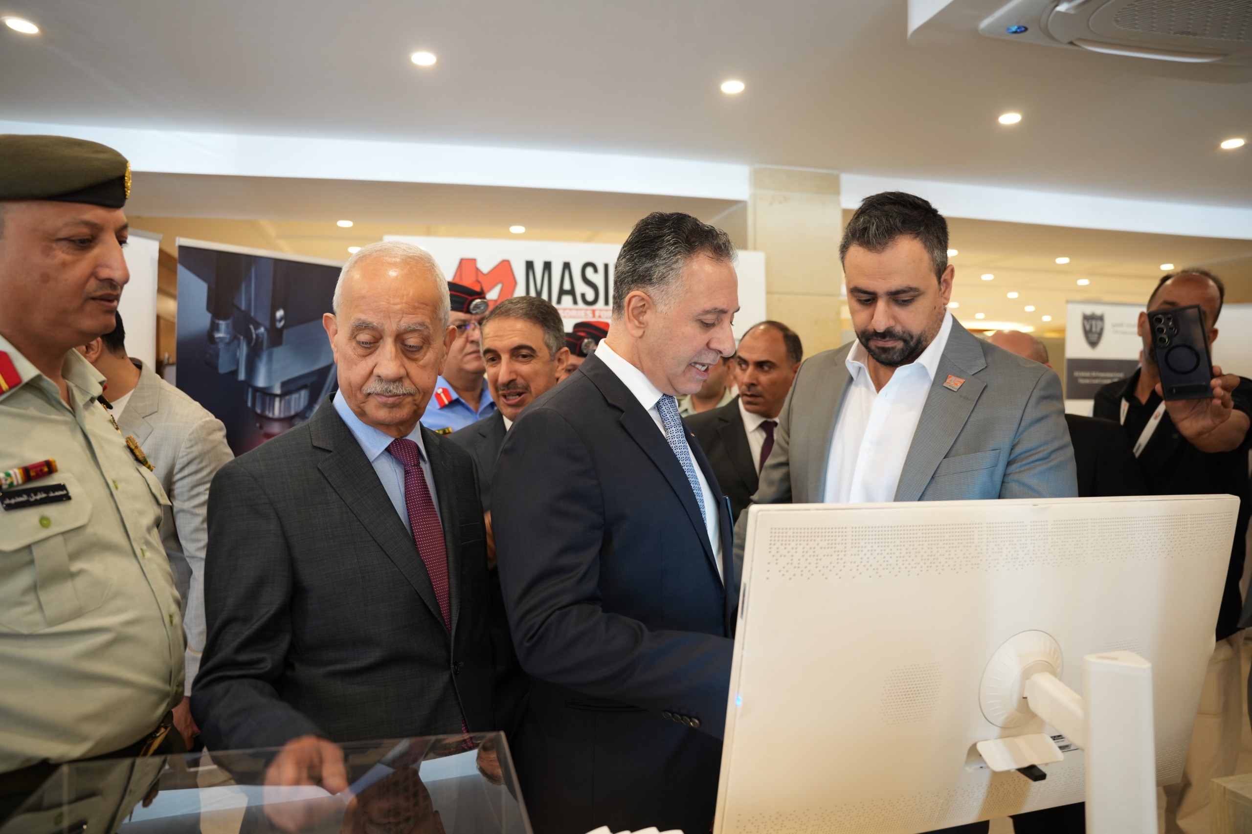 وزير الصناعة يفتتح معرض الصناعات الأردنية في مبنى "صناعة عمان"
