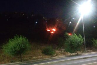 حريق في أرض جبلية بوادي عبدون.. ولا إصابات (فيديو)