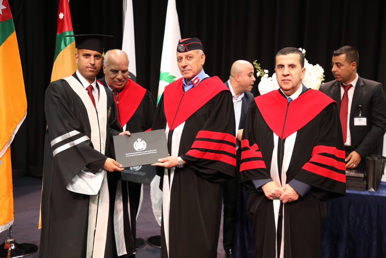 صورة حول : مدير الأمن العام يرعى حفل تخريج الفوج الرابع عشر من طلبة أكاديمية الأمير الحسين بن عبد الله الثاني للحماية المدنية مدير الأمن العام يرعى حفل تخريج الفوج الرابع عشر من طلبة أكاديمية الأمير الحسين بن عبد الله الثاني للحماية المدنية