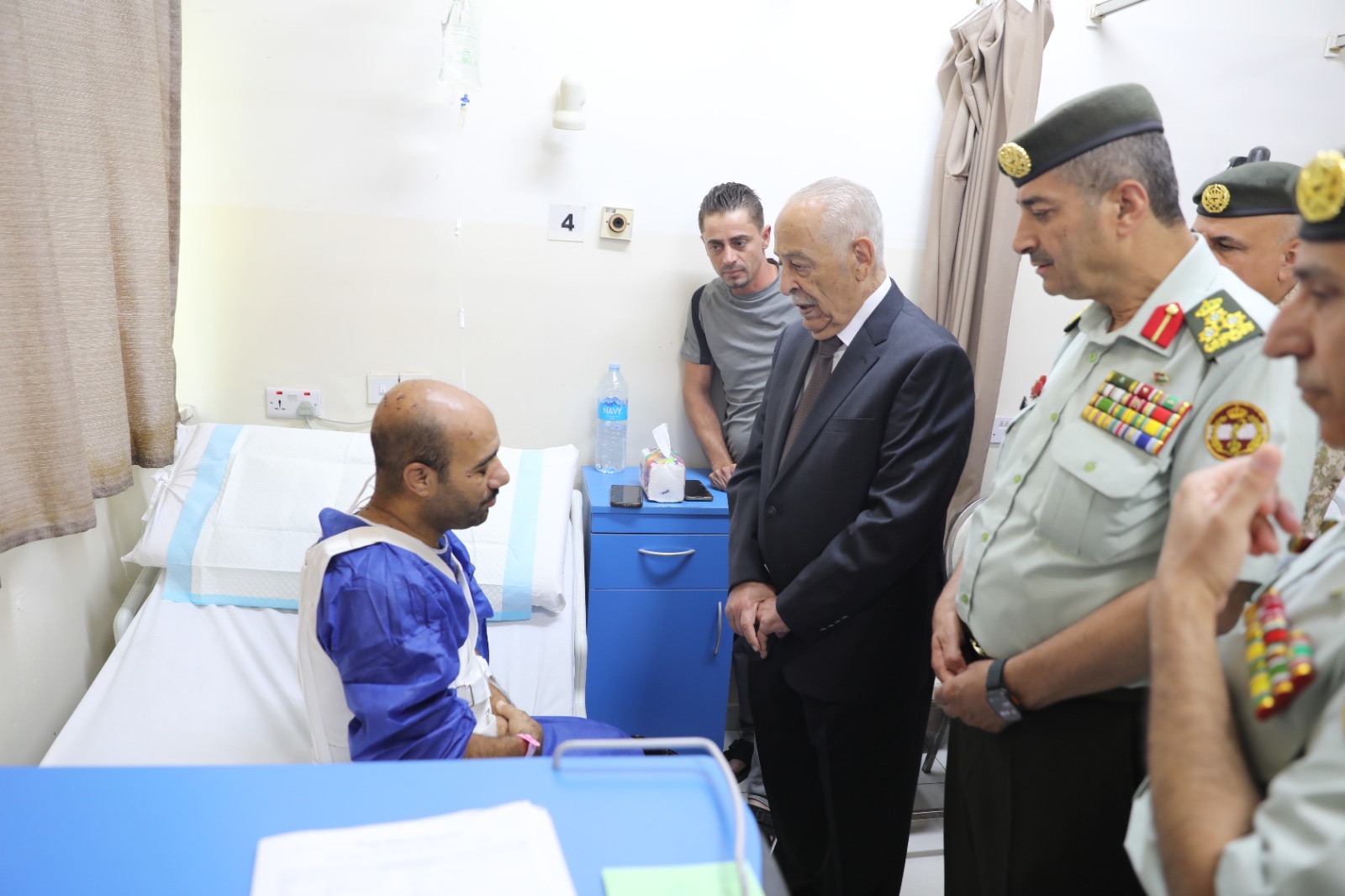 بتوجيهات ملكية.. العيسوي يطمئن على صحة مصابي حادث نويبع وينقل تمنيات الملك وولي العهد لهم بالشفاء