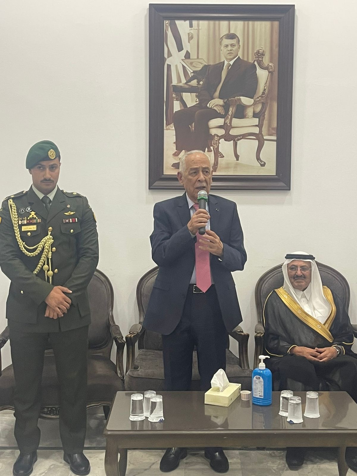 صورة حول : مندوبا عن الملك وولي العهد.. العيسوي يعزي عشيرة الرواشدة مندوبا عن الملك وولي العهد.. العيسوي يعزي عشيرة الرواشدة